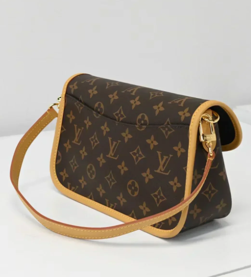 Retro-style boxy handbag