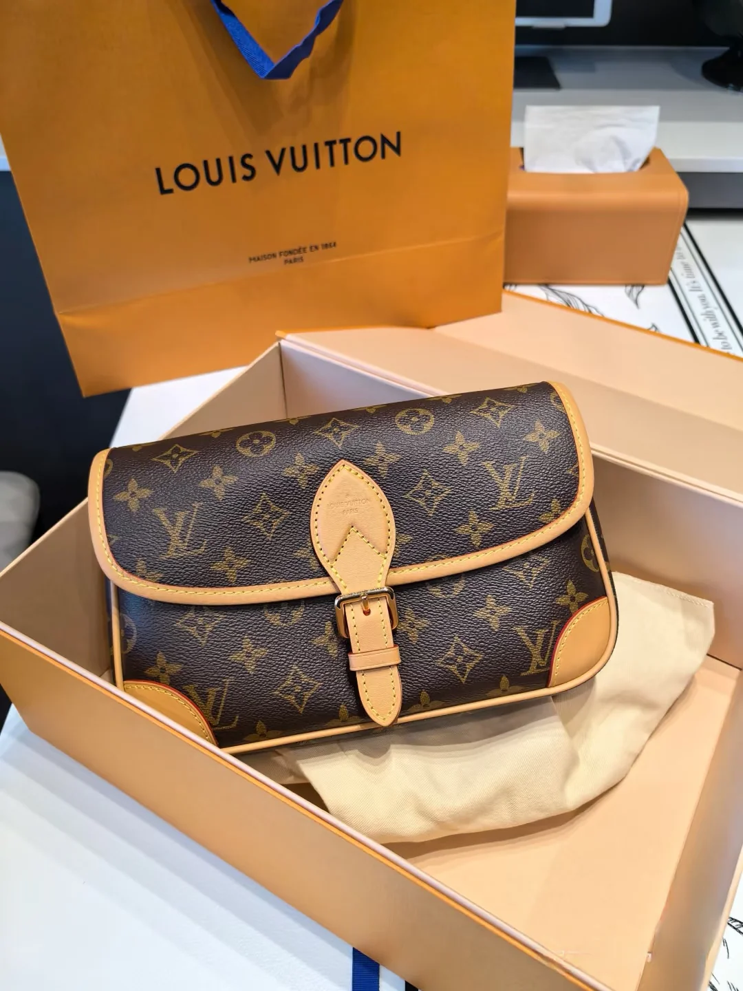 Retro-style boxy handbag